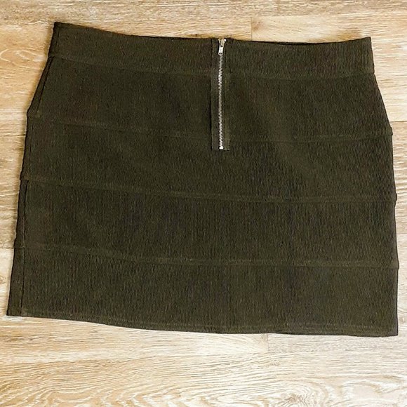 New York & Company Mini Swap Green Skirt Size 10 - Picture 2 of 5